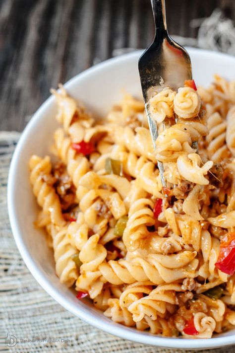 One-Skillet Macaroni and Cheese with Italian Sausage and Bell Peppers | The Mediterranean Dish. Try this delicious Italian twist on macaroni and cheese! The perfect comfort skillet meal; comes together in minutes! Sausage And Bell Peppers, Skillet Mac And Cheese, Macaroni Cheese Recipe, Simple Healthy Recipes, Macaroni Recipes, Red Bell Peppers, Sweet Italian Sausage, Sauteed Vegetables, Mediterranean Dishes