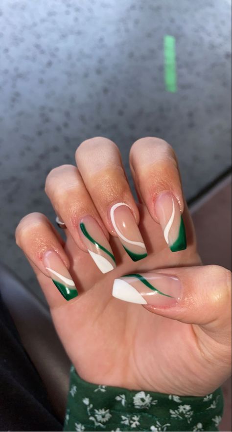 15 Birthday Nails Acrylic, 15 Birthday Nails, Nail Art Vert, Nail Art Blanc, Nail 2023, Hoco Nails, White Gel Nails, Emerald Nails, Dark Green Nails