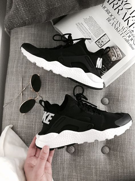 Nike Huarache sneakers Adidas Rose, Vans Converse, Fresh Shoes, Hype Shoes, Womens Shoes High Heels, White Nike, Nike Blazer, Sneaker Collection, Nike Huarache