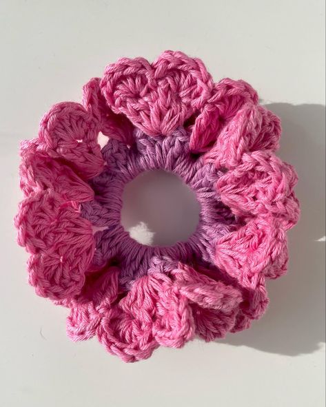 Scrunchie Pattern Crochet, Crochet Scrunchy, Crochet Hair Scrunchies Free Pattern, Scrunchies A Crochet, Crochet Scrunchie Pattern Free, Scrunchies Crochet, Free Scrunchie Crochet Pattern, Crochet Scrunchie, Crochet Scrunchies