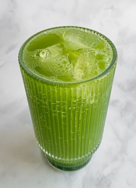 This sparkling matcha cold brew will keep you alert and focused longer than any cup of coffee or energy drink will. It's sugar-free, slightly sweet and won't break your fast! Matcha Soda, Nutrition Facts Healthy Eating, Healthy Energy Drinks, Nutrition Motivation, Matcha Smoothie, Matcha Drink, Soda Recipe, Organic Matcha, Guilt Free Dessert