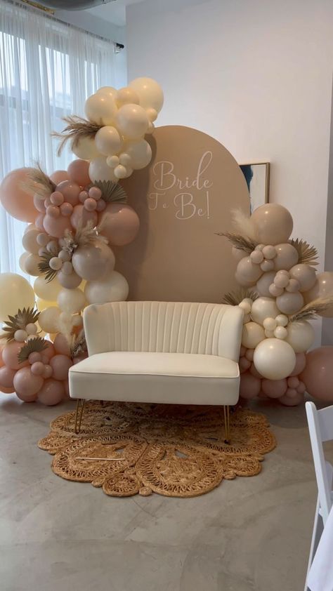 Boho Wood Backdrop Wedding, Balloon On Arch Backdrop, One Arch Backdrop, Boho Ballons Decor, Balloon Decor At Wedding, Balloon With Arch Backdrop, Bridal Shower Arch Balloon, Boho Themed Party Backdrop, Neutral Decorations Party