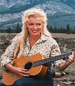 MARILYN MONROE - sings and plays guitar in the movie "River of No Return" 1954 - click on photo for a quick video without sound Marilyn Monroe Fan Art, River Of No Return, Stars D'hollywood, Jeanne Moreau, Isabelle Adjani, Roy Orbison, Marilyn Monroe Photos, 90's Fashion, Norma Jean