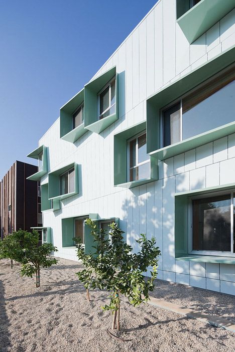 Broadway-housing-by-Kevin-Daly-Architects_dezeen_468_0 Kindergarten Facade, School Facade, Arch Facade, Hotel Facade, Low Cost Housing, Solar Shades, Social Housing, Building Facade, Building Structure