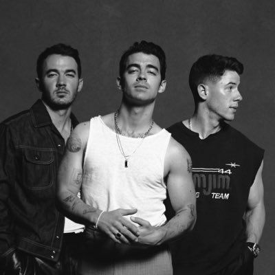 Jonas Brothers Black And White, Jonas Brothers Aesthetic, Jones Brothers, Family Playlist, Ariana Grande The Weeknd, Year 3000, Country Playlist, Dancing On The Edge, Jonas Brother