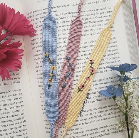 Friendship Bracelet Bookmark, Bracelet Bookmark, Embroidery Floss Crafts, Diy Bracelets With String, String Bracelet Patterns, Braided Bracelet Diy, Friendship Bracelet Patterns Easy, Cute Friendship Bracelets, Yarn Bracelets