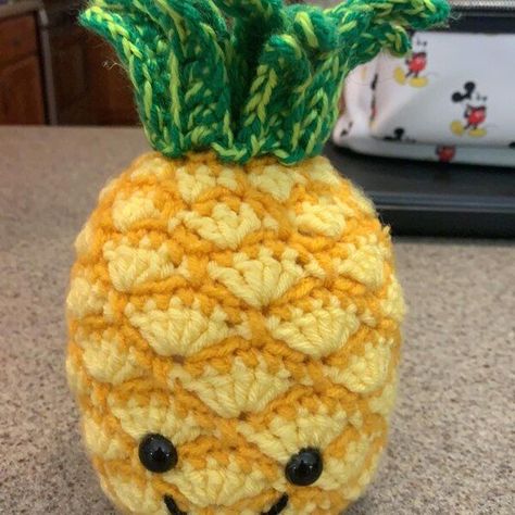 Cute crochet for beginners-Pineapple cozy instructions Fruit Crochet Pattern, Pineapple Applique, Fruit Crochet, Crochet Pineapple, Pillow Covers Pattern, Crochet Table Runner Pattern, Knitting And Crochet Patterns, Crochet Fruit, Crochet Pillow Cover