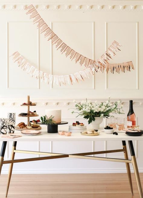 Easy Zero Waste Party Ideas You’ll Love Nye Cocktail, Paper Garlands, Gold Foil Paper, Modern Party, Festa Party, Table Set Up, Foil Paper, Paper Garland, Paper Plates Party