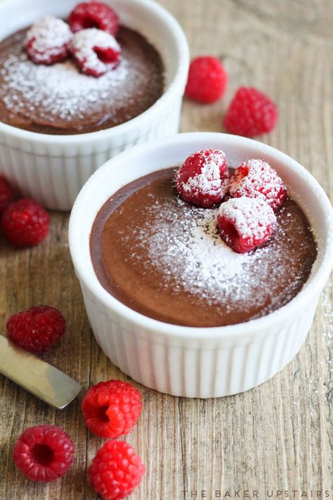 Rich and luscious homemade chocolate pudding - and it's easy to make, too! www.thebakerupstairs.com Choco Pudding, Raspberry Whipped Cream, Homemade Chocolate Pudding, Souffle Recipes, Chocolate Pot, Chocolate Craving, Chocolate Pudding, Chocolate Pots, Easy Food To Make