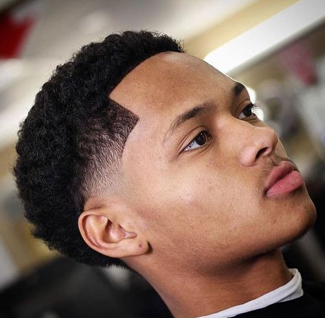 Afro Hair Fade, Black Man Haircut Fade, Temp Fade Haircut, Black Haircut Styles, Taper Fade Short Hair, Waves Hairstyle Men, Fade Haircut Curly Hair, Taper Fade Curly Hair, Growing Out Hair