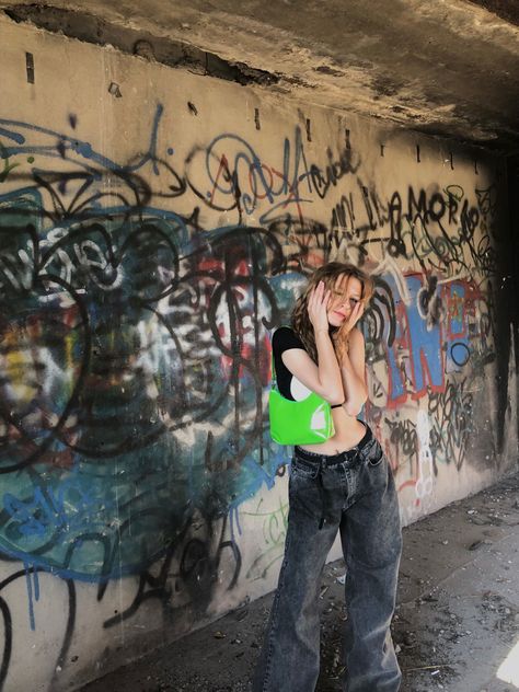 Graffiti Pics Picture Ideas, Graffiti Photoshoot Ideas, Graffiti Photoshoot, Group Picture Poses, Graffiti Pictures, Street Y2k, Pic Pose, Grad Photos, Graffiti Wall