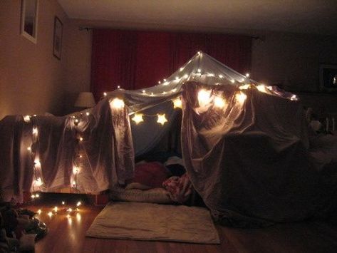 11 Fun and Easy Slumber Party Ideas https://www.thebudgetdiet.com/slumber-party-ideas Diy Blanket Fort, Sleepover Fort, Diy Kids Tent, Indoor Forts, Diy Fort, Sleepover Room, Blanket Forts, Bedroom Cozy, Blanket Fort