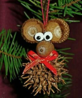 Christmas mouse Sweet Gum Tree Crafts, Natural Christmas Ornaments, Homemade Christmas Ornaments, Natural Ornaments, Acorn Crafts, Sweet Gum, Homemade Ornaments, Natural Christmas, Christmas Mouse