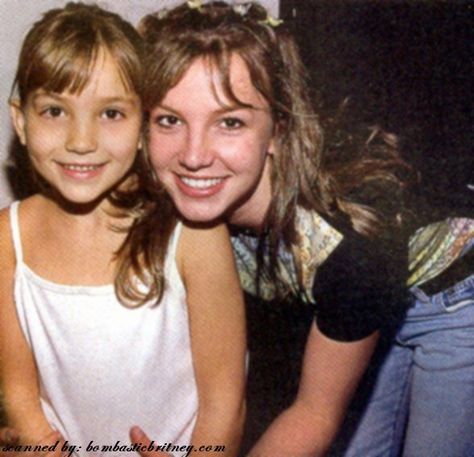 Britney Spears and Jamie Lynn Spears Britney Spears 1998, Britney Spears Sister, Brother Pictures, Rachel Green Friends, Lynn Spears, Fashion 2000, Jamie Lynn Spears, Celebrity Siblings, Kristin Chenoweth