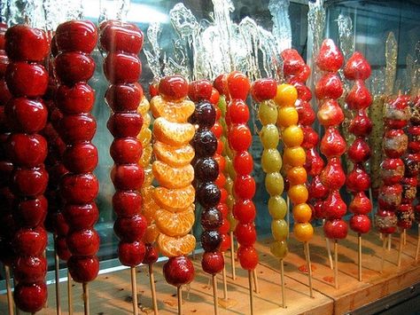 Candied fruit on a bamboo stick, also known as Bing Tang Hulu, a traditional snack from Beijing. Tang Hulu, Chinese Candy, Fruit Sticks, Asian Street Food, Bamboo Stick, Fruit Kabobs, Candied Fruit, Fair Food Recipes, Favorite Snack