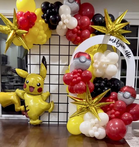 Pokemon Balloon Arch Ideas, Pikachu Balloon Arch, Pokemon Balloon Decor, Pikachu Balloon Decoration, Baloon Garland Pokemon, Pokemon Party Decorations, Pokemon Birthday Party, Pokemon Party, Pokemon Birthday