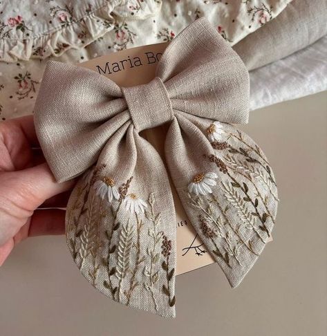 Diy Embroidery Hair Bow, Hair Bow Embroidery, Embroidery Hair Bow, Embroidery Hair, Embroidery Bow, قلادات متدلية, Embroidered Hair Bows, Diy Hair Accessories Ribbon, Simple Hand Embroidery Patterns