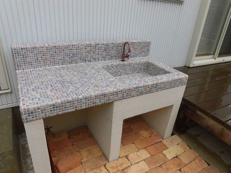 bathroom ideas small on a budget Outdoor Sink Ideas, Understairs Ideas, Beautiful Bathroom Ideas, Outdoor Garden Sink, Outside Sink, Outdoor Kitchen Sink, Garden Sink, Parisian Interior, Outdoor Sinks