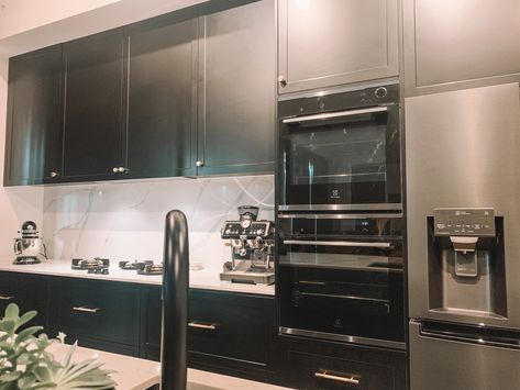 Cooking made easy with these electrolux black double wall ovens #kitchendesign #kitchenideas #cookingkitchen #chefskitchen #interiors #monochromekitchen #doublewallovens Double Wall Ovens, Monochrome Kitchen, Wall Ovens, Black And White Kitchen, Chefs Kitchen, Wall Oven, Double Wall Oven, Cooking Kitchen, White Kitchen