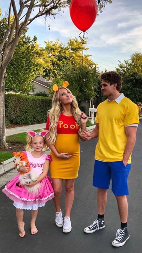 Disney Family Costumes, Piglet Costume, Mario E Luigi, Pregnancy Costumes, Halloween Costumes For Family, Pregnant Halloween Costumes, Savannah Rose, Baby Kostüm, Halloween Coustumes