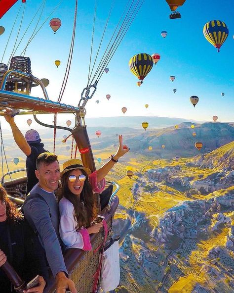 Hot Air Balloons Photography, Couple Travel Photos, Hot Air Balloon Festival, Turkey Photos, Air Balloon Rides, Turkey Travel, Beautiful Places To Travel, Travel Inspo, Travel Couple