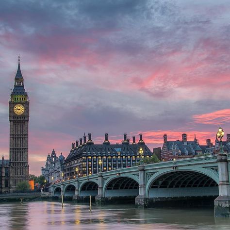 TOP London  by @jeffreyplui  #toplondonphoto Look at the featured gallery to share the  #communityfirst by toplondonphoto Elizabeth Tower, Europe Architecture, English Projects, Dream Landscape, Westminster Bridge, London Town, Global Travel, Old London, London Photos