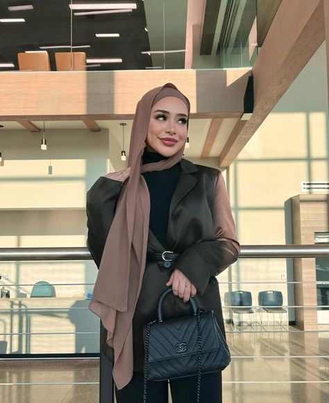 Batul on Instagram: "Headed to the office🤎 @batulthecollection" Suit Hijab Outfit, Suit Hijab, Nazeera Ibrahim, New Hijab, Hijabista Fashion, Hijab Abaya, Modest Outfit Ideas, Stile Hijab, Hijab Designs