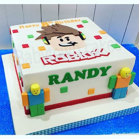 Roblox Cakes, Roblox Birthday Cake, Rodjendanske Torte, Robot Birthday Party, Triple Chocolate Cake, Roblox Cake, Roblox Birthday, Happy 8th Birthday, Cake Decorating With Fondant