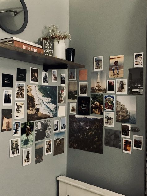 Photo Wall Collage Layout Ideas, Photography Bedroom Ideas, Photos In Dorm Room, Polaroid Wall Collage, Room Decor With Photos, Photo Wall Ideas Bedroom, Picture Wall Ideas Bedroom Aesthetic, Ideas Para Decorar Tu Pared, Cute Photo Wall