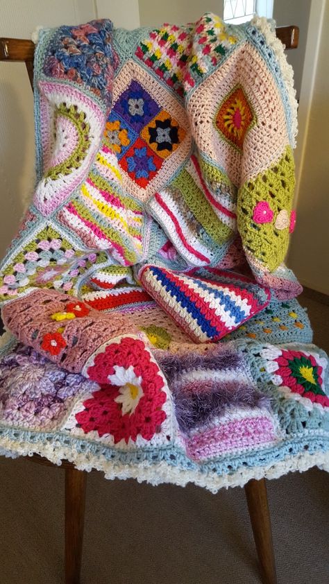 Colourful crochet blanket done with leftovers and love! Intuitive Crochet, Crochet Blanket Leftover Yarn, Patchwork Knitted Blanket, Patchwork Crochet Blanket, Granny Square Blankets, Crochet Patchwork Blanket, Baby Blanket Crochet Pattern Easy, Colourful Crochet, Patchwork Throw