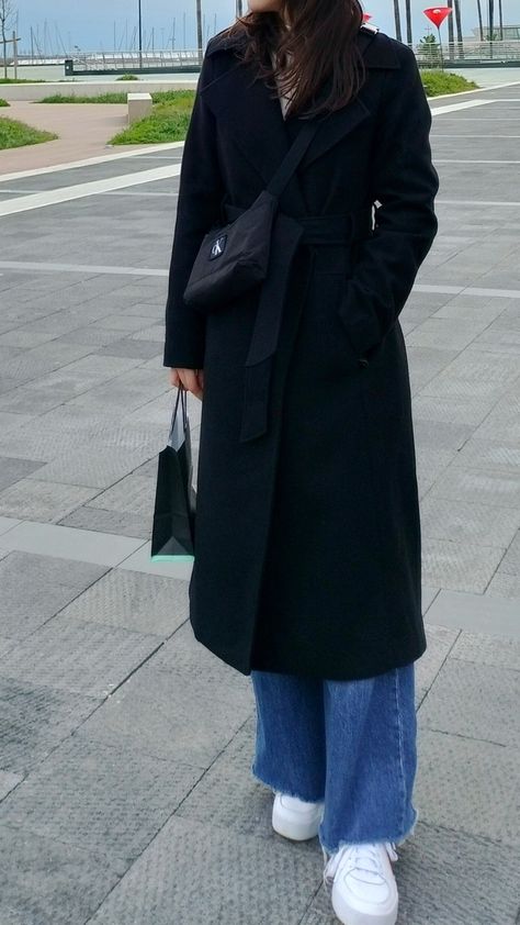 Black long coat Calvin Klein bag wide leg jeans Long Coat Streetwear, Black Trench Coat Outfit Winter, Wool Coat Outfit Casual, Black Wool Coat Outfit, Black Coat Outfit Winter, Long Black Coat Outfit, Schwarzer Mantel Outfit, Trench Coat Outfit Winter, Winter Outfit Aesthetic