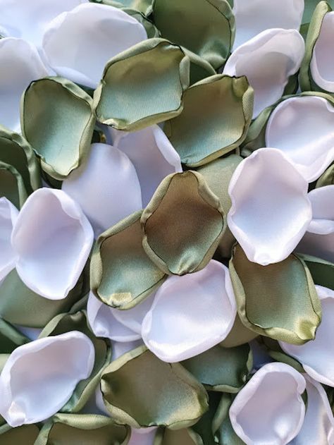 Fern Green Wedding, Green Wedding Decor, Light Gray Wedding, Grey Wedding Decor, Sage Green Flowers, Flower Pedals, Green Wedding Flowers, Sage Wedding, White Petals