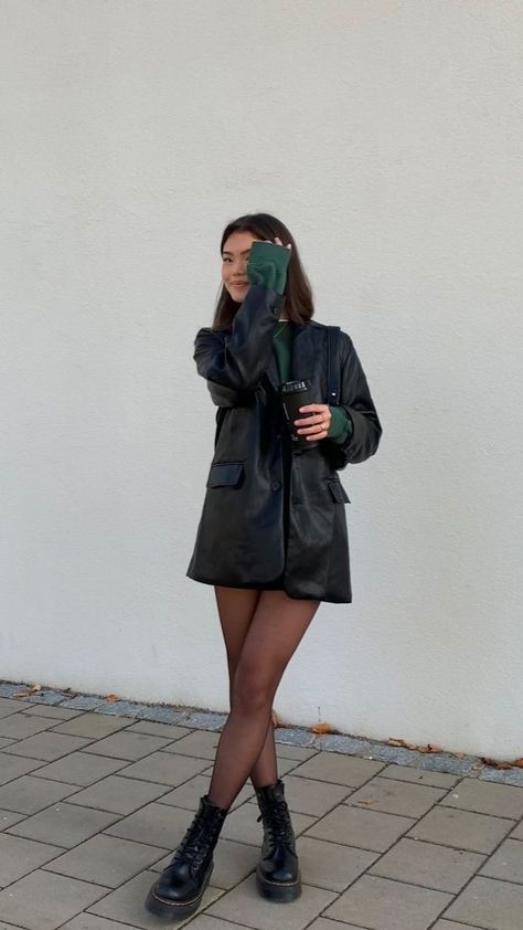 @sonnyyyxo || #outfit #fits #day #girl #inspo #ootd #black #jacket #coffee Outfit For Concert Night Casual, Outfit For Concert Night, Winter Concert Outfit, Comfort Outfits, Casual Festival Outfit, Concert Outfit Casual, Fashion Top Outfits, City Outfits, Leather Jacket Style