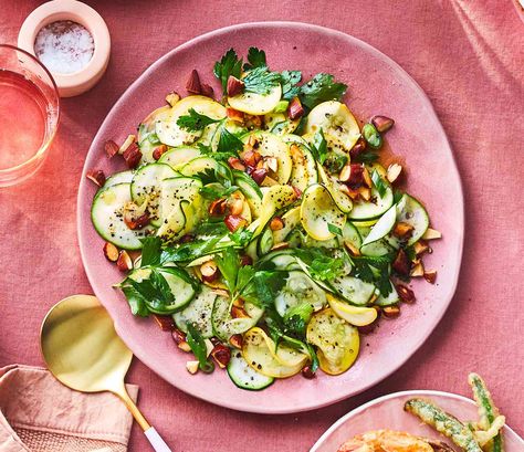 Summer squash with scallions, chile, and parsley is about to become your go-to summer side dish for every potluck, barbecue, and picnic. Yum Salad, Parsley Recipes, Spicy Grilled Chicken, Easy Vegetable Side Dishes, Super Salads, Holiday Sides, Zucchini Salad, Squash Salad, Diner Recept