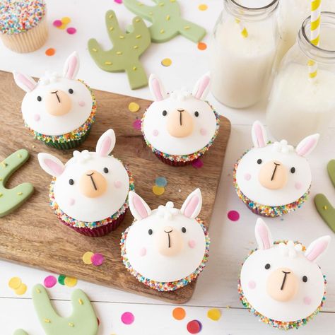 Bday Party Food Ideas, Lama Cake, Three Esta Birthday Party, Llama Birthday Party Ideas, Fiesta Theme Party Decorations, Llama Party Ideas, Cupcakes Sprinkles, Flower Power Party, Alpaca My Bags