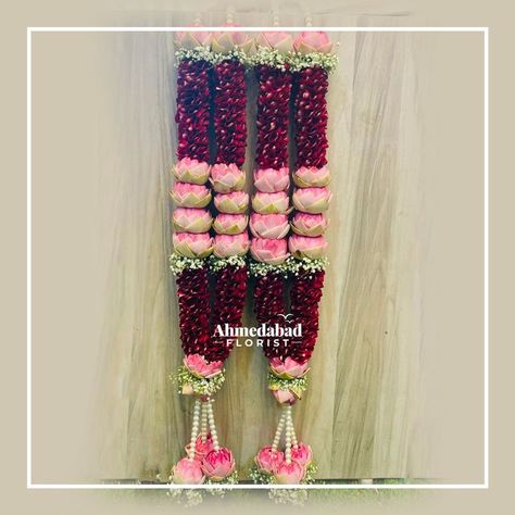 Wedding Mala Rose, Rose Garland Wedding, Haldi Decoration Ideas, Flower Garland Diy, Indian Wedding Garland, Welcome Flowers, Flower Jewelry Designs, Wedding Flower Jewelry, Garland Wedding Decor