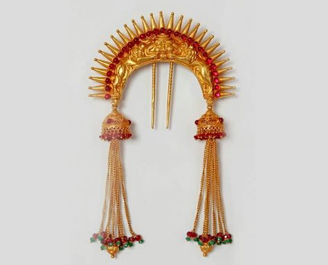 Chudamani - interesting!! Maharashtrian Jewellery, Hair Ornaments Wedding, Latest Jewellery Designs, Nepali Jewelry, Latest Indian Jewellery, Hair Brooch, Traditional Indian Jewellery, Hair Jewellery, Antique Jewelry Indian