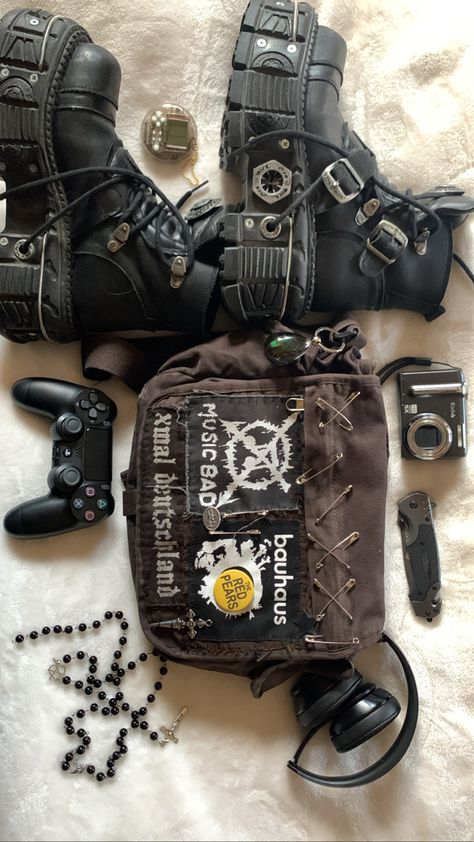 yup mhm dis is ma bag and ma things Punk Bag Diy, Eco Punk, Bag With Patches, Grunge Bag, Punk Bag, Punk Diy, Punk Fashion Diy, Vampire Bride, Larry Johnson