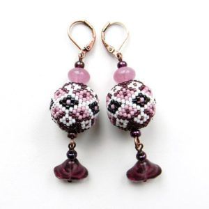 Beadwork Designs, Jeweled Earrings, Bead Loom Bracelets, Earrings Inspiration, Earrings Beaded, Earring Patterns, Seed Bead Earrings, Purple And White, Bead Crochet