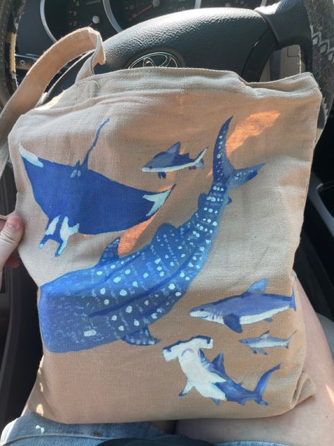 Painted Bags Ideas Aesthetic, Painted Tote Bags Summer, Tote Bag Painting Ideas Beach, Painting Canvas Bags Ideas, Tote Bag Painting Ideas Summer, Painting Tote Bag Ideas, Beach Tote Bags Diy, Tote Bag Painting Ideas Aesthetic, Painted Tote Bag Ideas