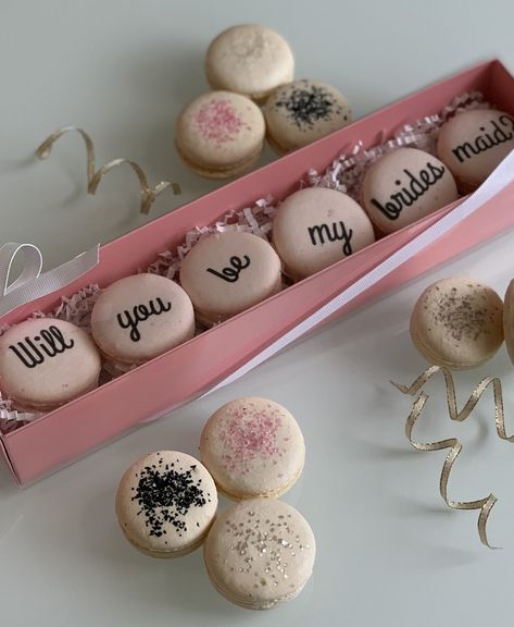 Champagne Macarons, Italian Wedding Venues, Macaron Boxes, Modern Bridesmaid, Be My Maid Of Honor, French Macaron, Wedding Sweets, Bridesmaid Boxes, Elegant Wedding Reception