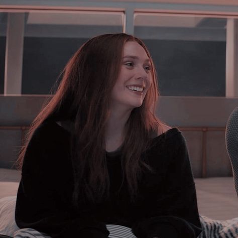 Wanda Smiling, Scarlet Witch Mcu, Witch Wands, Wanda Icon, Most Powerful Avenger, Wandavision Wanda, Wanda Maximoff Icon, Avengers Dr, Marvel Family