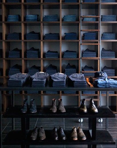 Denim Display, Clothing Store Displays, Clothing Store Design, Visual Merchandising Displays, Jeans Store, Gq Style, Men Store, Boutique Interior, Merchandising Displays