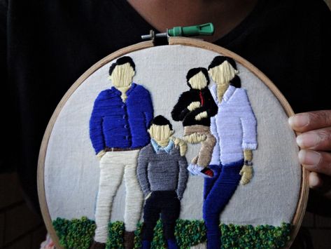 Family Portrait Embroidery - How to Embroider a photo - hellostitches xo Embroider People, Crochet Brooch Pattern, Brooch Pattern, Abc Kids, Portrait Embroidery, Embroidered Portrait, Beaded Flowers Patterns, Bluey Bingo, Crochet Brooch