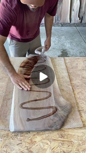 Small Live Edge Projects, Charcuterie Board Sizes, Diy Wooden Gifts Handmade, Wood Charcuterie Board Ideas, Live Wood Projects, Handmade Charcuterie Board, Diy Wood Charcuterie Board, Wooden Charcuterie Board Ideas, Wood Working Ideas For Home