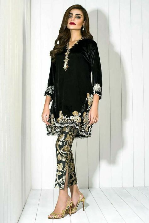 Velvet Dresses Outfit, Sania Maskatiya, Shopping Boutique, Indian Clothing Store, Pakistani Formal Dresses, Casual Suits, Sisters Wedding, Velvet Dress Designs, Frock Fashion