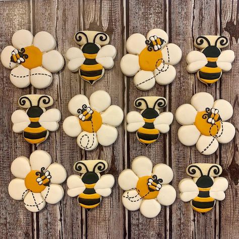 Bumble Bee Cookies Decorated, Bee Cookies Royal Icing, Bumble Bee Cookies, Daisy Award, Flood Icing, Icing Decorations, Bee Cookies, Cookie Sticks, Bee Day