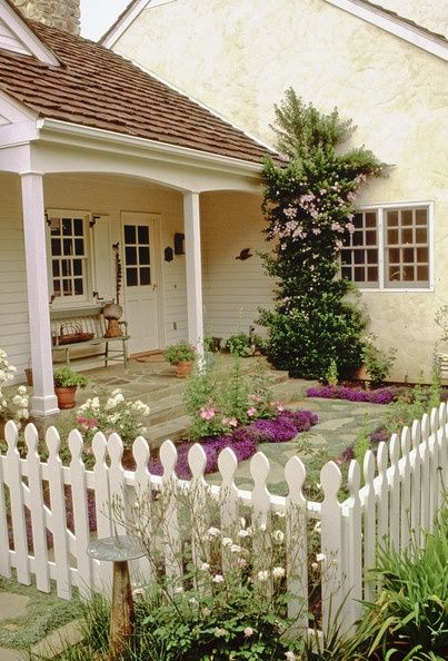 Cottage style courtyard garden with white picket fence. English Cottage Decor, Ranch Exterior, Cottage Garden Design, Front Yard Fence, White Picket Fence, Have Inspiration, Lodge Decor, Garden Photos, Picket Fence