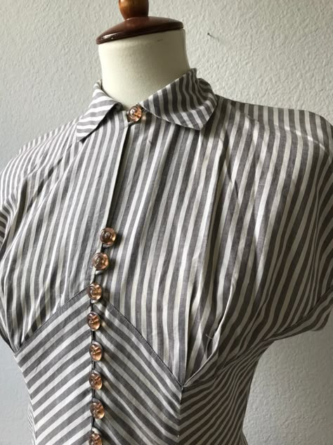 Vintage Grey 1940s Striped Chevron Collar Dress Size Xs - Etsy 30s Dress, 1940s Outfits, 50s Outfits, Fashion 1940s, 40s Fashion, 1940s Dresses, Vestidos Vintage, How To Make Clothes, 1940s Fashion