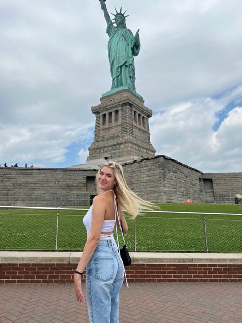 Statue Of Liberty Instagram Pics, Statue Of Liberty Picture Ideas, Statue Of Liberty Photo Ideas, New York City Pictures, New York Statue, Usa Girl, Ny Outfits, Nyc Fall, Instagram New York